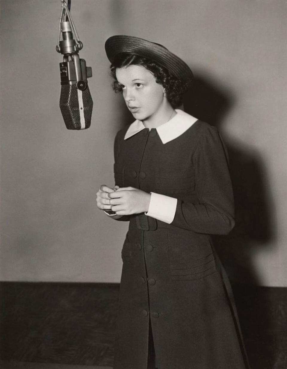 1937: Singing her first hit