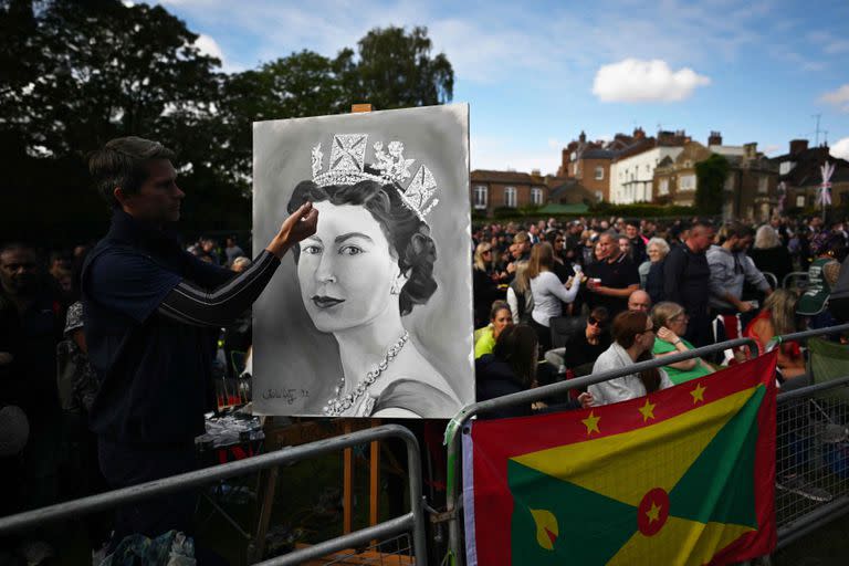 Un dibujo de artista en The Long Walk en Windsor el 19 de septiembre de 2022, a la espera de que el féretro de la difunta reina Isabel II haga su viaje final al castillo de Windsor después del servicio fúnebre de Estado de la reina Isabel II de Gran Bretaña.