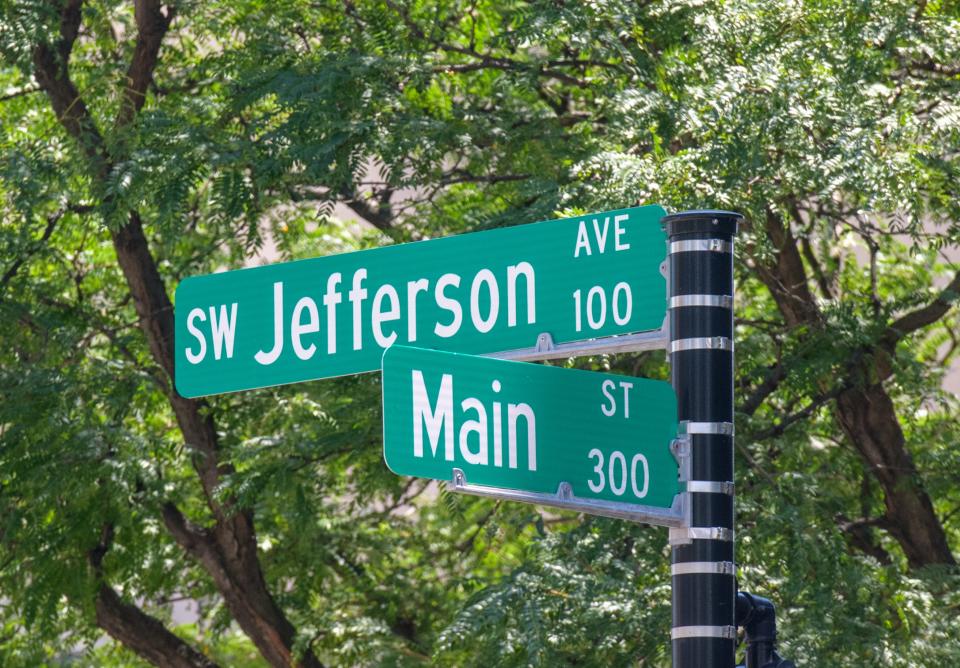 Main Street running northwest and southeast through downtown Peoria crosses Jefferson Avenue and several other streets named after past presidents.