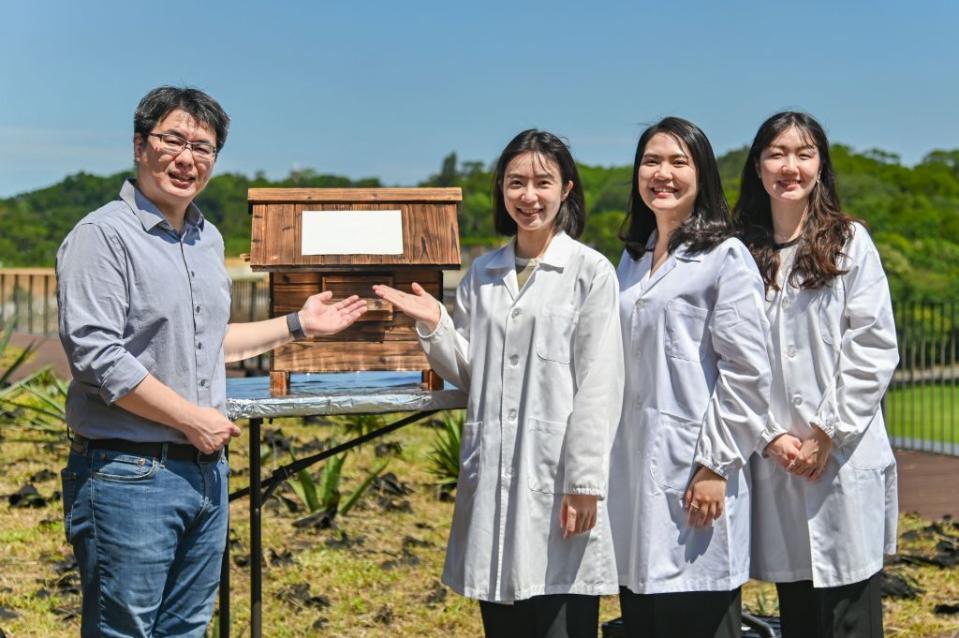 清華醫工所教授萬德輝（左起）帶領碩士生陳岱琪、藍品卉、博士生黃靖文研發出「超冷奈米纖維」。(圖由清大提供)