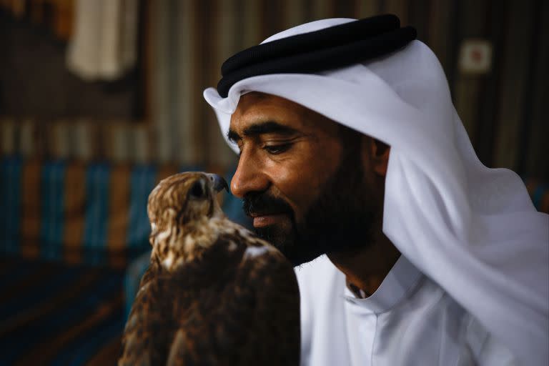 Khaled Alkaja, junto a Gamra, su halcón de 5 años que cuesta unos 7000 dólares