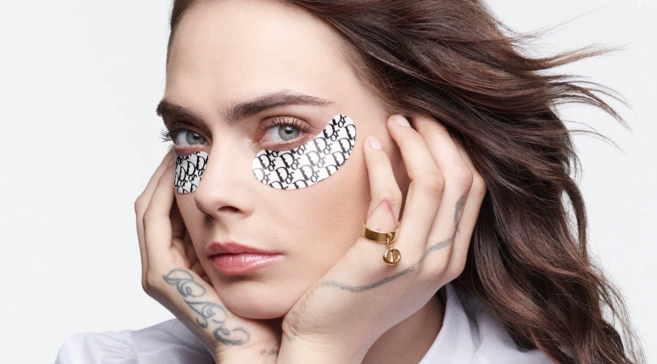 Model Cara Delevingne präsentiert die Dior-Augenpatches (Bild: Dior)