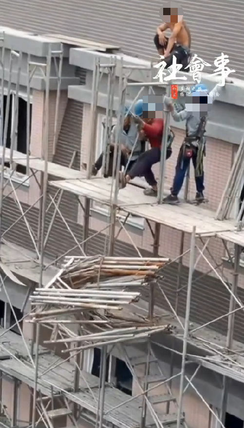 六輕包商工人徒手拉鷹架，不堪負重後，整捆鷹架從8樓墜地。（圖／翻攝自記者爆料網）