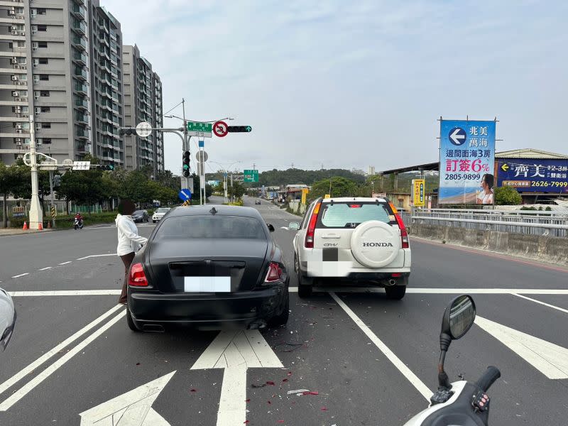 ▲這場車禍也導致勞斯萊斯右後車身破損，張女左前車頭凹陷。（圖／翻攝畫面）