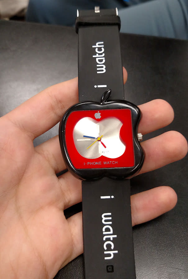 <p>…voleva un orologio della Apple… (foto:Twitter) </p>