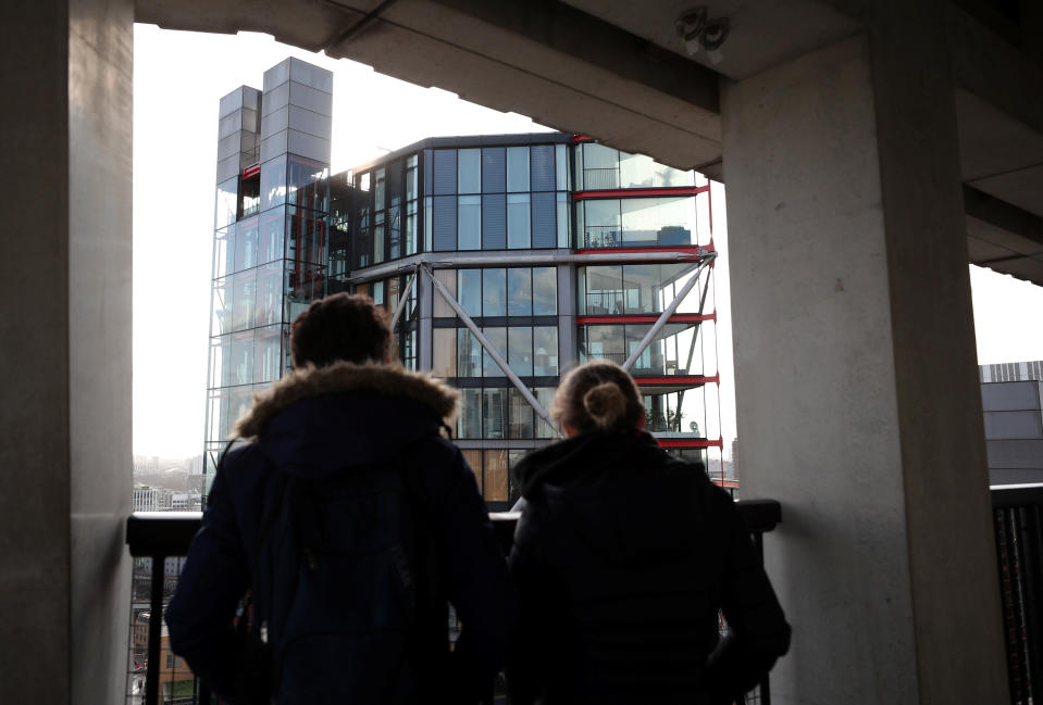 Los visitantes del mirador del Tate Modern de Londres podían disfrutar de especulares vistas de la ciudad y también divisaban los apartamentos de lujo construidos junto a la galería. (REUTERS/Hannah McKay)