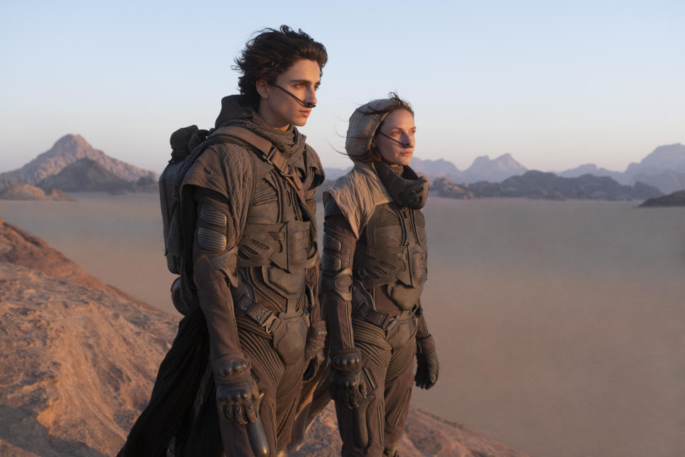 En esta imagen proporcionada por Warner Bros. Entertainment Timothee Chalamet, izquierda, y Rebecca Ferguson en una escena de la película "Dune” prevista para estrenarse en 2021. Pictures anunció el 3 de diciembre de 2020 que todas las películas que estrenará en 2021 debutarán en el servicio de streaming HBO Max al mismo tiempo que en cines. (Chia Bella James/Warner Bros. Entertainment via AP)