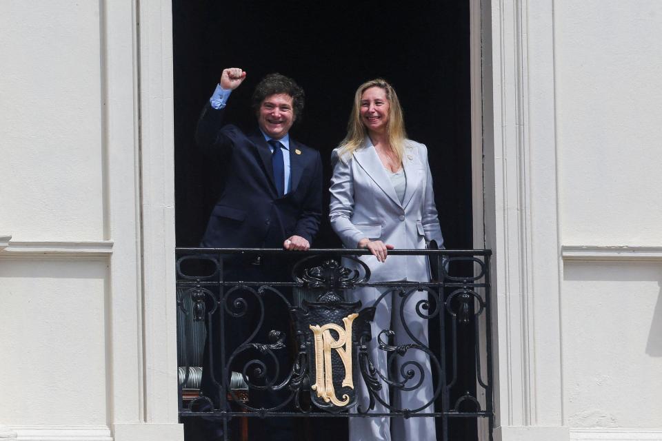 El presidente de Argentina, Javier Milei, fue uno de los asistentes a la investidura presidencial de Nayib Bukele en El Salvador. En la foto, con su hermana Karina Milei en un balcón del Palacio Nacional de San Salvador el 1 de junio de 2024.