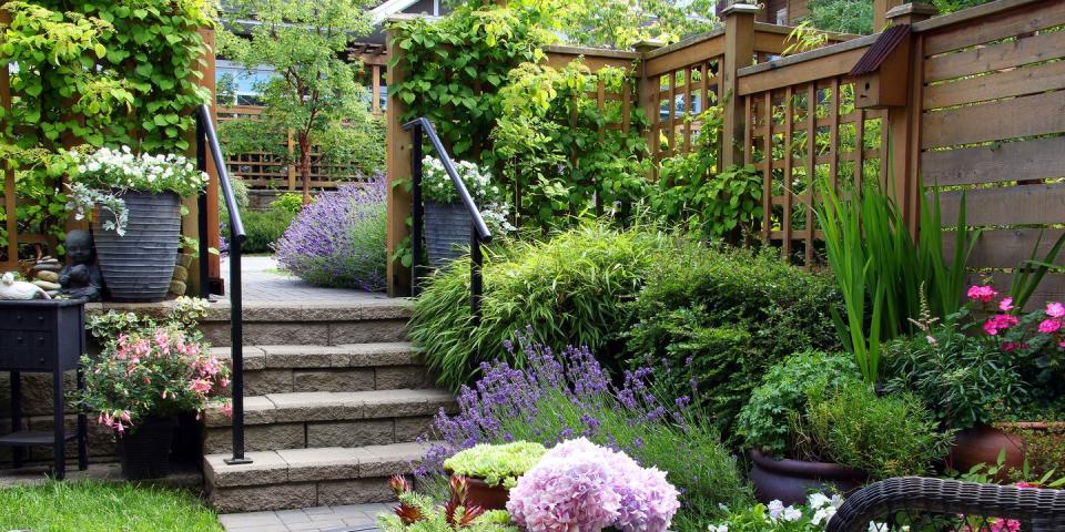 how to make a small garden look bigger