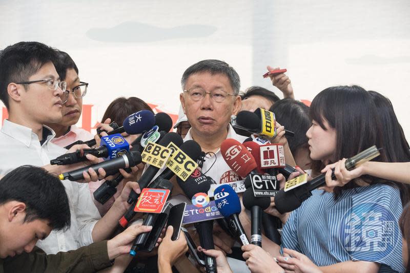 台北市長柯文哲認為，松山分局黑衣人鬧事一案，暴露出警察和黑道關係太好。（資料照）