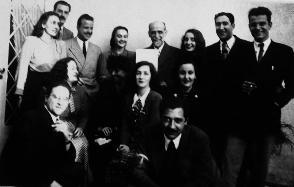 La Generación del 45 en ocasión de la visita de Juan Ramón Jiménez. De izquerda a derecha, parados: Maria Zulema Silva Vila, Manuel Claps, Carlos Maggi, María Inés Silva Vila, Juan Ramón Jiménez, Idea Vilariño, Emir Rodríguez Monegal, Ángel Rama. Sentados: José Pedro Díaz, Amanda Berenguer, Zenobia Camprubí, Ida Vitale, Elda Lago, Manuel Flores Mora. <a href="https://es.wikipedia.org/wiki/Archivo:Generacion_del_45.jpg" rel="nofollow noopener" target="_blank" data-ylk="slk:Ana Inés Larre Borges/Wikimedia Commons;elm:context_link;itc:0;sec:content-canvas" class="link ">Ana Inés Larre Borges/Wikimedia Commons</a>, <a href="http://creativecommons.org/licenses/by-sa/4.0/" rel="nofollow noopener" target="_blank" data-ylk="slk:CC BY-SA;elm:context_link;itc:0;sec:content-canvas" class="link ">CC BY-SA</a>