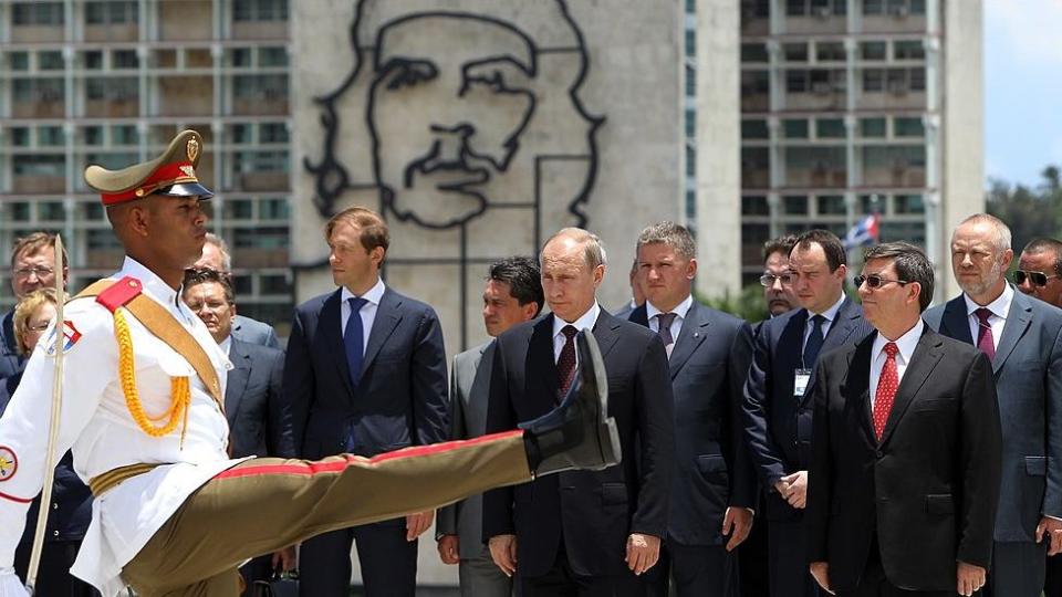 Vladimir Putin en la Plaza José Martí de La Habana.