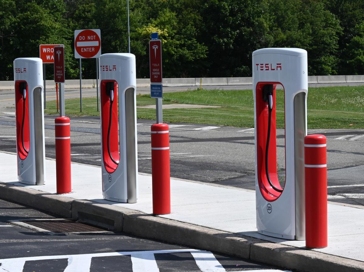 10 Best EV Charging Stocks According to Hedge Funds