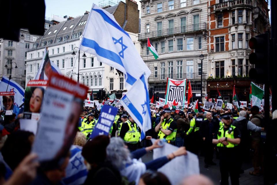 Police separate protesters and counter protesters (AFP via Getty Images)