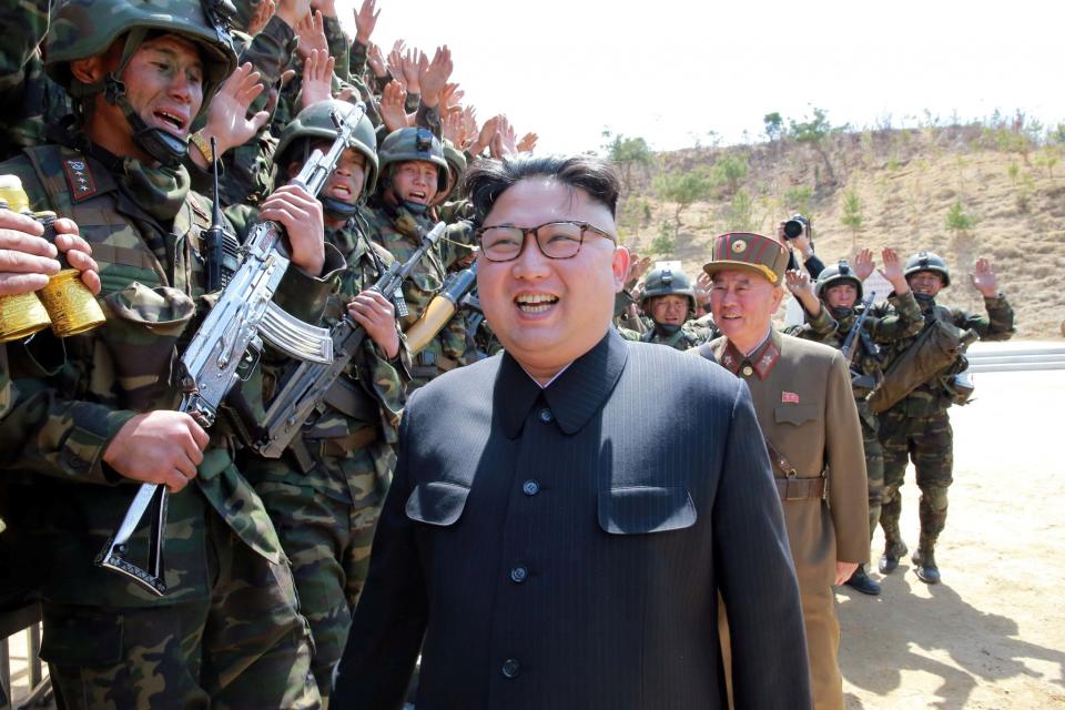 El líder norcoreano Kim Jon-un es ovacionado por sus soldados. Kim se ha mostrado hostil y con ímpetu belicoso contra EEUU. (Reuters)