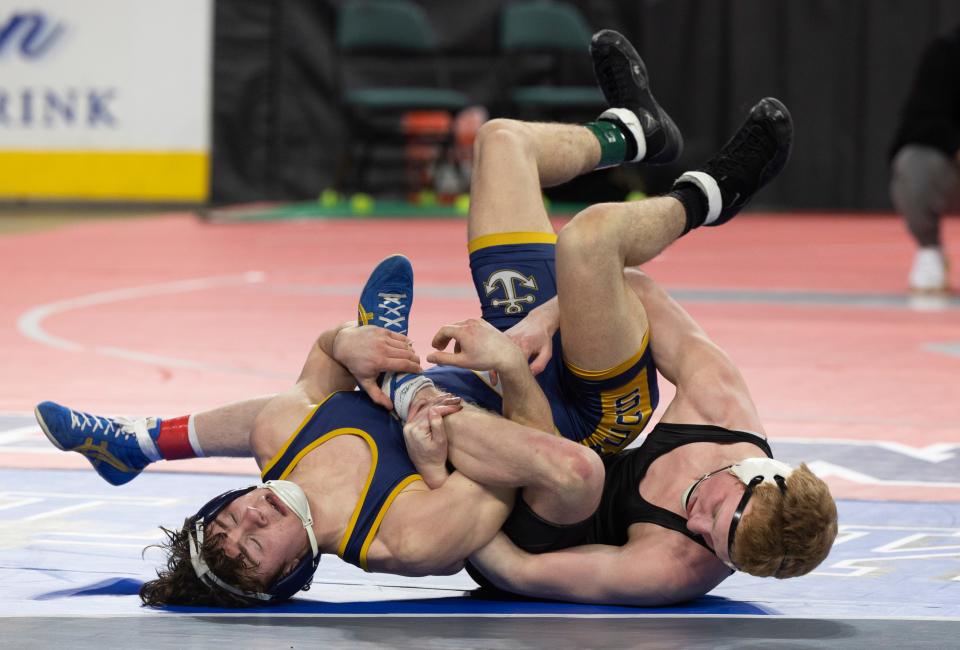 St. John Vianney's Patrick O'Keefe (right) defeated Toms River North's Joe Dolci 4-1 in a 132-pound pre-quarterfinal.
