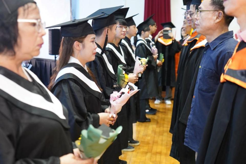 《圖說》東南科技大學各畢業班代表向導師行謝師禮獻花 。〈東南科大提供〉