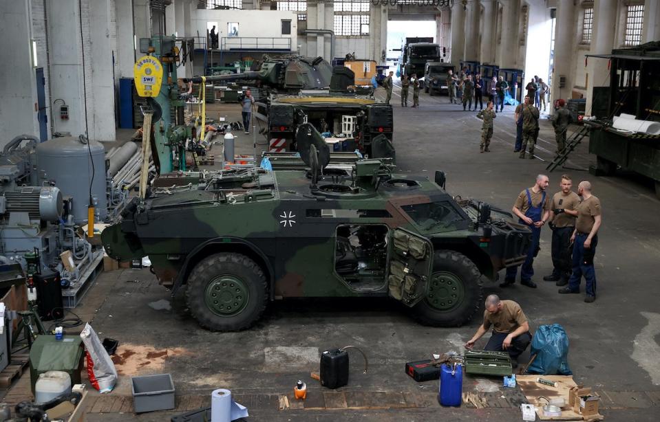 Soldaten für Instandhaltung des Logistikbataillons 171 der Bundeswehr stehen in einer Instandsetzungshalle an einem Spähwagen Fennek. Südlich von Magdeburg bereiten sich Logistiker auf die Unterstützung der schnellen Eingreiftruppe der Nato vor. 