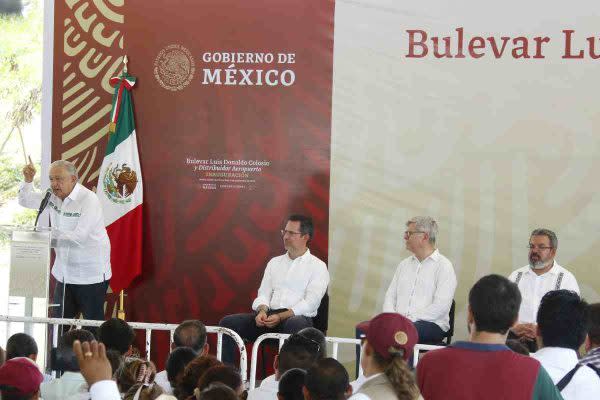 AMLO durante inauguración de obras en Cancún