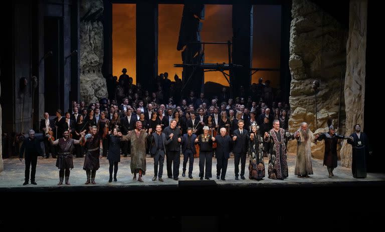 Barenboim, Szifron y todo el elenco de Sansón y Dalila saludan al público al término de la primera representación de la ópera en Berlín, en noviembre de 2019