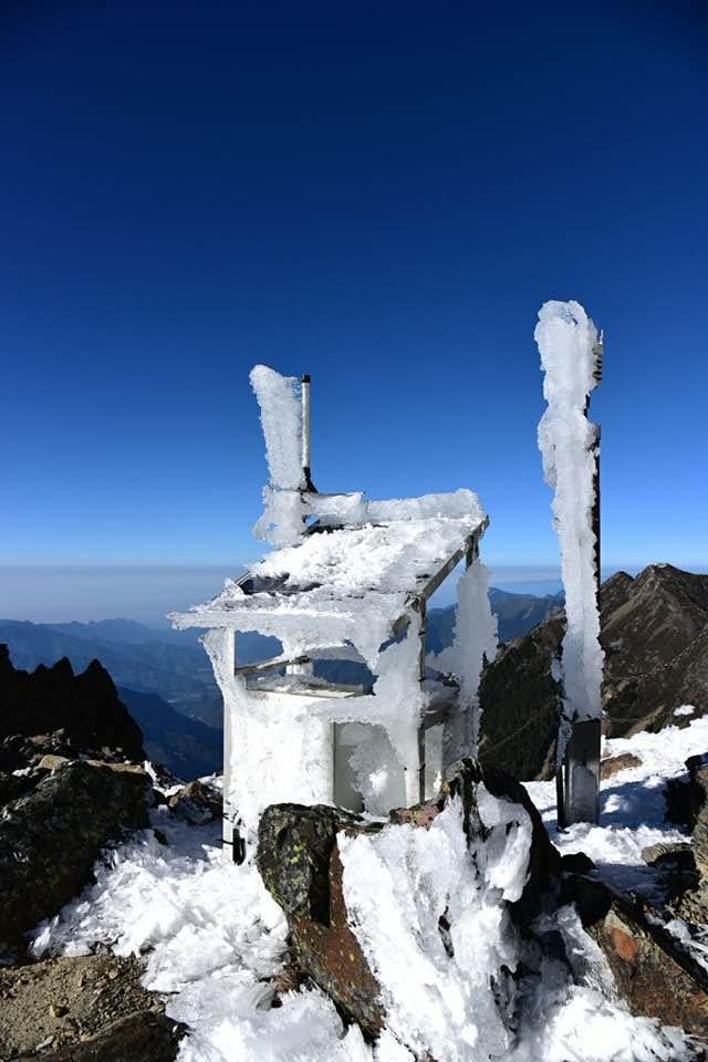 鄭明典14日曬出玉山風口自動站的照片，發現整機器上全被雪與冰霜覆蓋著。（翻攝自鄭明典臉書）