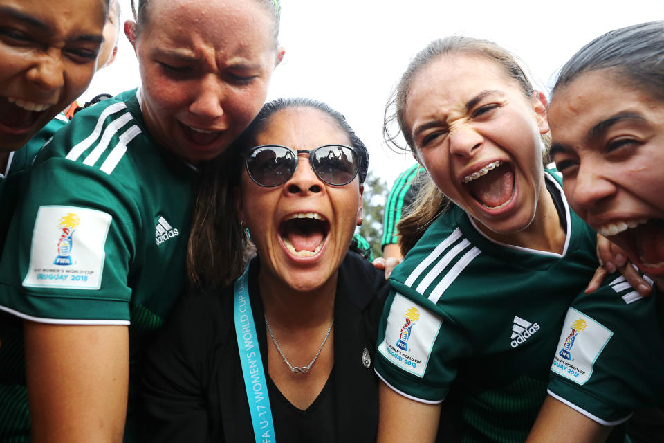 Mónica Vergara y la Selección Mexicana Femenil Sub- 17 en la Copa Mundial Femenina Sub-17 de la FIFA Uruguay 2018 en el Estadio Charrúa el 25 de noviembre de 2018 en Montevideo, Uruguay. (Foto: Maddie Meyer - FIFA/FIFA vía Getty Images)