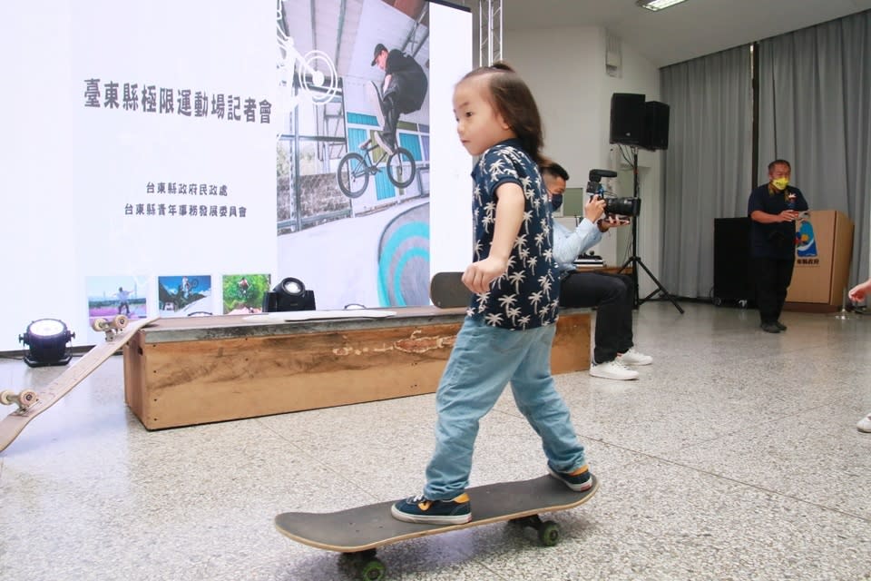 臺東縣府召開記者會宣布將興建極限運動公園，小小極限運動玩家現場展現滑板技術。