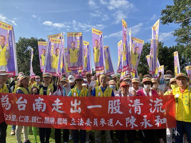 「最強里長」無黨籍立委參選人陳永和（右四）14日上午啟動首場造勢遊行，一路從龍崎走到東區。（曹婷婷攝）