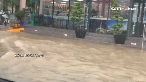 民眾只希望這場雨可以趕快停。（圖／翻攝自「我是岡山人北高雄」臉書）