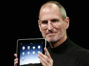 <p>A pesar de que Apple presentó su primer iPad en 2010, Steve Jobs ya tenía en mente las <em>tablets</em> en 1983. En una conferencia que dio aquel año, dijo que sería ideal “inventar un ordenador del tamaño de un libro que se pudiera llevar a cualquier parte y que se necesitaran solo cinco minutos para aprender a manejarlo”. (Foto: Ryan Anson / AFP). </p>