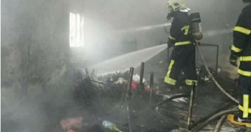 玉里消防分隊破門救火，但倉庫已化為烏燼。（圖／翻攝畫面）