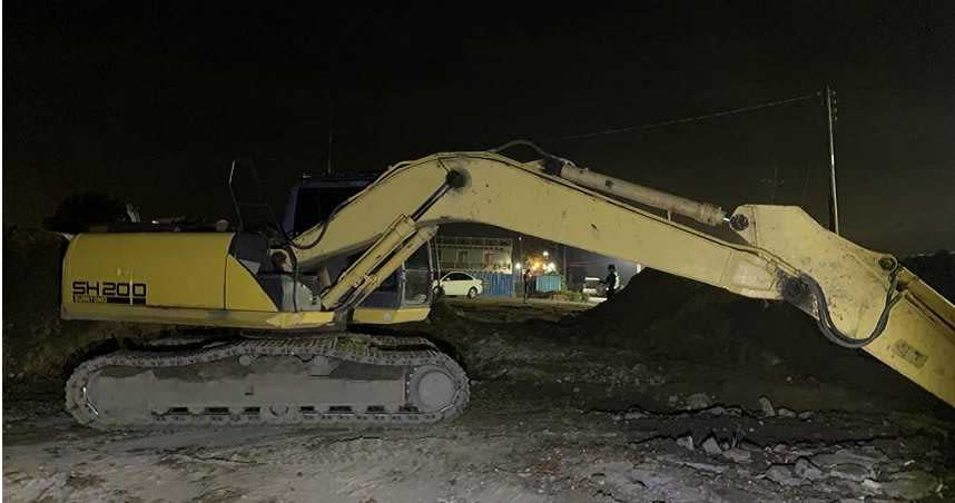賴姓男子趁晚間在嘉義某農地掩埋許多垃圾，被環保局人員當場查獲。（圖／ 翻攝畫面）