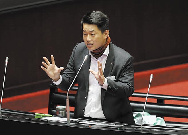 台灣基進立委陳柏維在24日立法院質詢中建議政府應該要開放香港抗爭者來台從軍，並取得公民權。（姚志平攝）