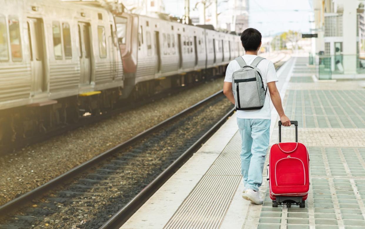 <a href="https://www.shutterstock.com/es/image-photo/back-view-young-asian-man-casual-2415676959" rel="nofollow noopener" target="_blank" data-ylk="slk:Prostock-studio/Shutterstock;elm:context_link;itc:0;sec:content-canvas" class="link ">Prostock-studio/Shutterstock</a>