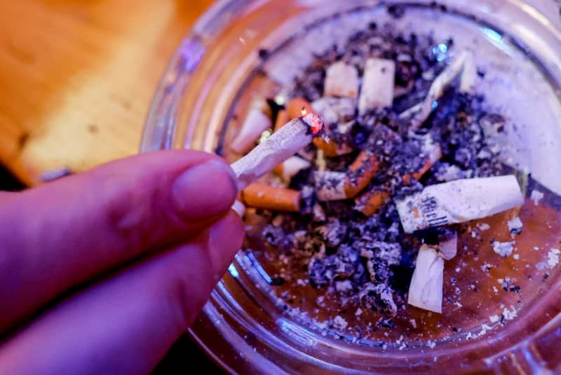 Quitting smoking might be the most common New Year's resolution of them all, but it's also one of the most difficult to see through. Axel Heimken/dpa