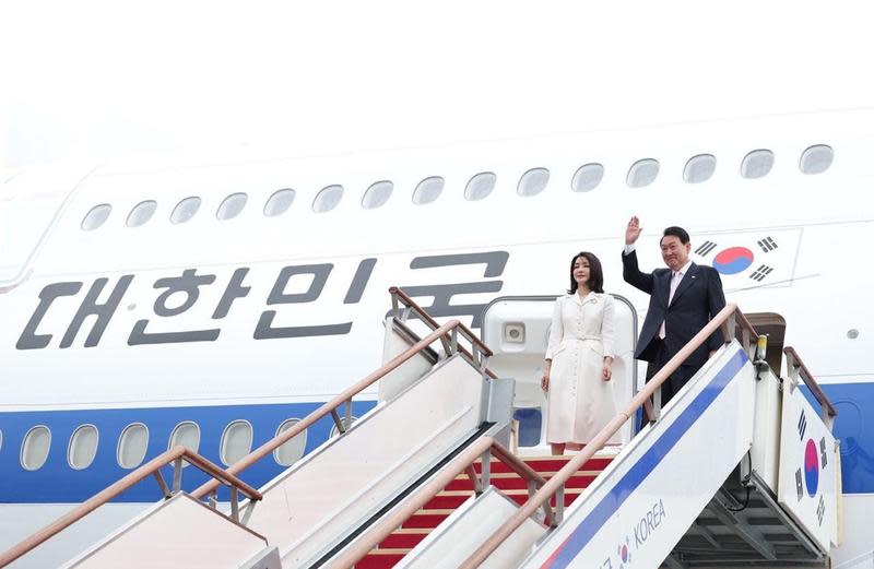 南韓總統尹錫悅（右）明日將出訪東南亞，卻被爆出不讓MBC記者搭專機。（翻攝自@President_KR Twitter）