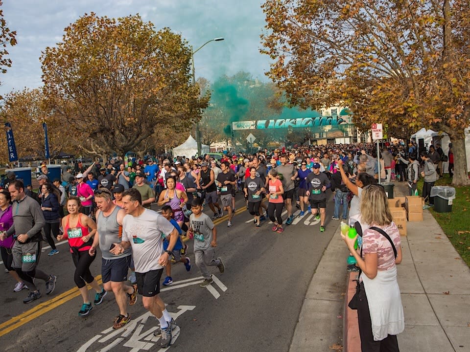 <p>Photo: Oakland Turkey Trot/<a href="https://www.facebook.com/oakturkeytrot/photos/a.639330023130427/639351826461580/?type=3&theater" rel="nofollow noopener" target="_blank" data-ylk="slk:Facebook;elm:context_link;itc:0;sec:content-canvas" class="link ">Facebook</a></p>