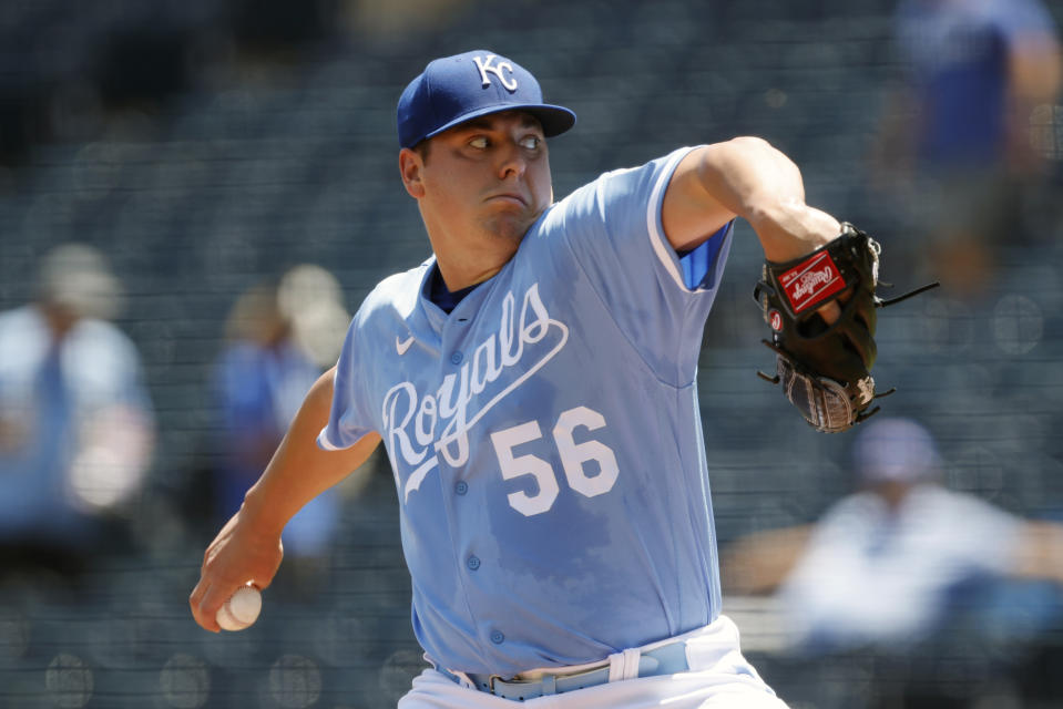 El lanzador abridor de los Reales de Kansas City Brad Keller lanza en la primera entrada del encuentro ante los Tigres de Detroit el lunes 11 de julio del 2022. (AP Foto/Colin E. Braley)