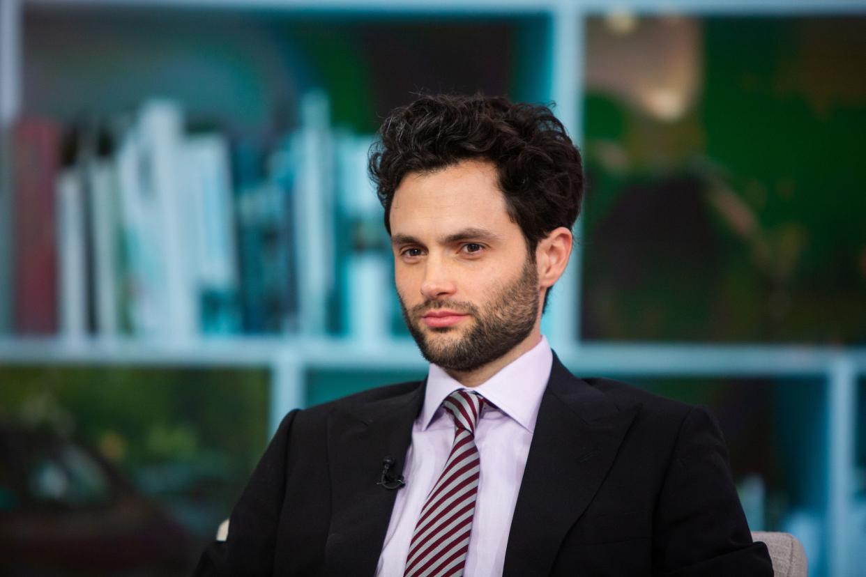 Penn Badgley looks amazing in black suit with lilac inner T-shirt and stripes tie to match. 