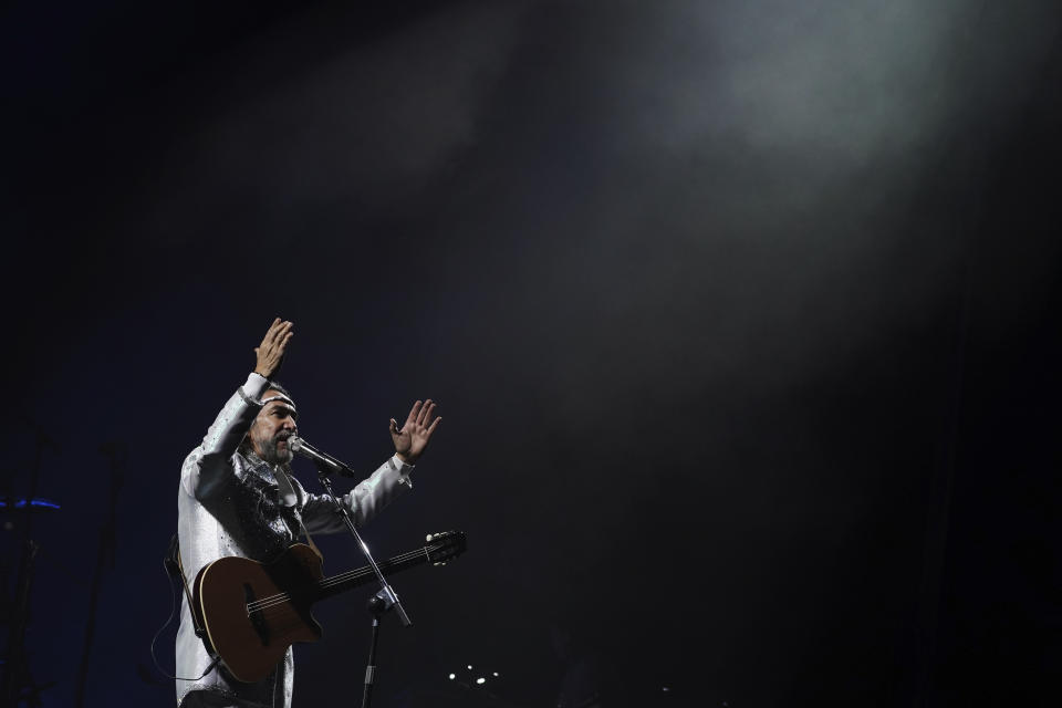 Marco Antonio Solís de la banda gupera mexicana Los Bukis durante su concierto en el Estadio Azteca en la Ciudad de México el 3 de diciembre de 2022. (Foto AP/Marco Ugarte)