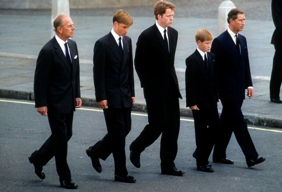 An der Trauerfeier in Westminster Abbey nahmen rund 2.000 Menschen teil, darunter Dianas Ex-Schwiegervater Prinz Philip (links), ihre Söhne Prinz William (zweiter von links) und Prinz Harry (zweiter von rechts), ihr Bruder Charles (Mitte), Earl Spencer, und ihr Ex-Mann Prinz Charles.  (Bild: The HISTORY Channel / 1997 Anwar Hussein)