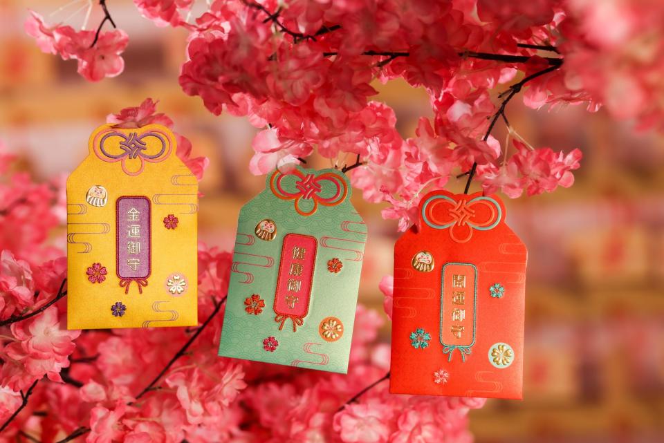 一套3款御守造型的利是封以炫彩色調設計，以日本緣起物為主題並採用立體刺繡工藝，封口位置印上代表「平安如意」的如意結。
