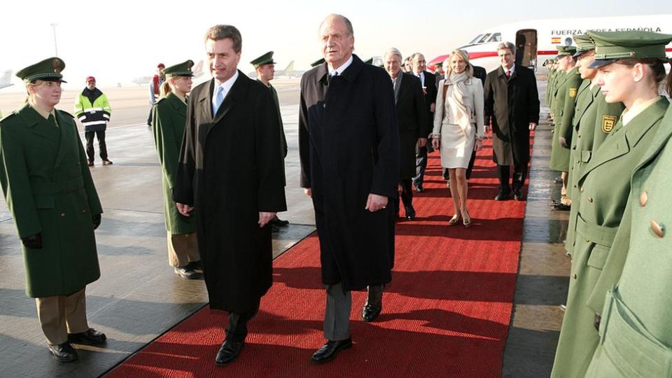 Corinna zu Say-Wittgenstein camina detrás del rey Juan Carlos I en un viaje a Alemania en 2006