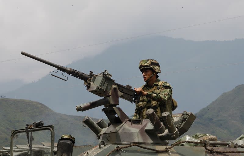 Foto de archivo. Un soldado vigila en un vehículo blindado durante un patrullaje en una zona montañosa del municipio de Miranda, departamento del Cauca