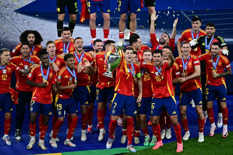 Álvaro Morata levanta el trofeo de la Eurocopa