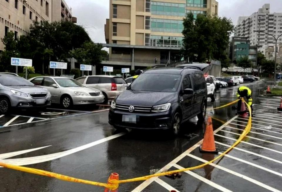 台中榮總停車場昨日下午發生男子遭撞卡在車底意外，消防隊獲報出動搶救，緊急送醫仍然不治。（記者陳金龍翻攝）