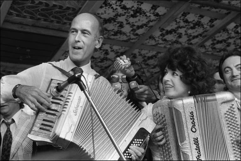 Le ministre des Finances et candidat à la présidentielle Valéry Giscard d'Estaing et Yvette Horner lors du deuxième festival mondial d'accordéon le 24 juin 1973 à Montmorency - DANIEL JANIN © 2019 AFP