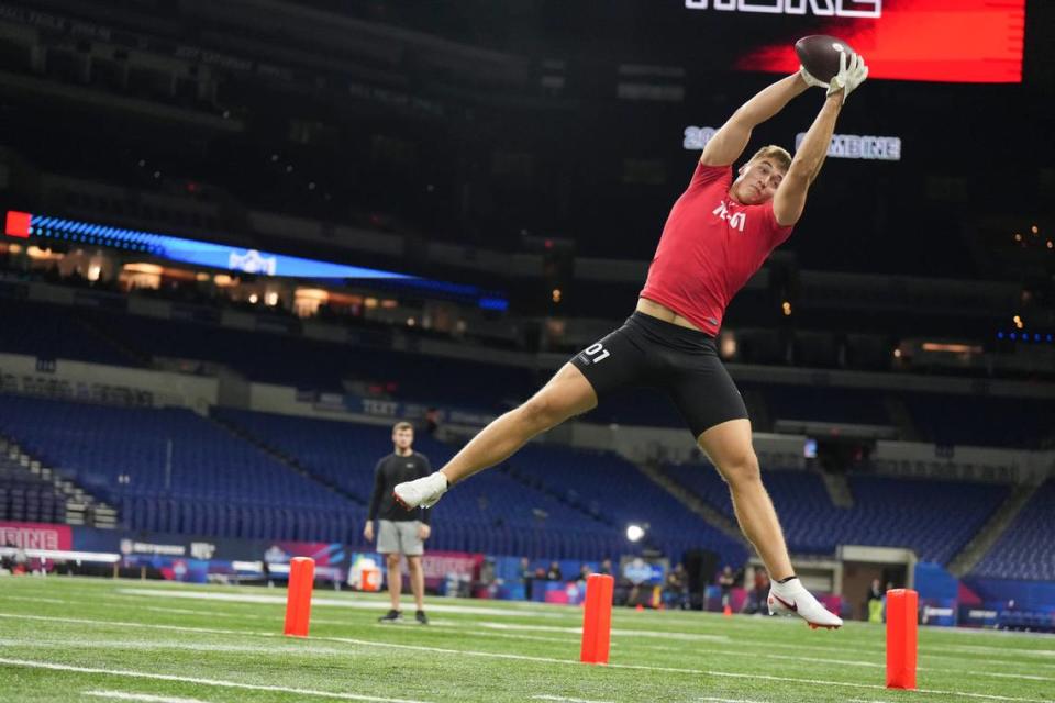 Mar 4, 2023; Indianapolis, IN, USA; Clemson tight end Davis Allen (TE01) participates in drills at Lucas Oil Stadium. Mandatory Credit: Kirby Lee-USA TODAY Sports