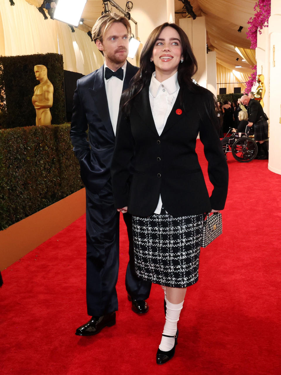 Billie y Finneas O'Connell durante la alfombra roja de los Oscar. (REUTERS/Mario Anzuoni)