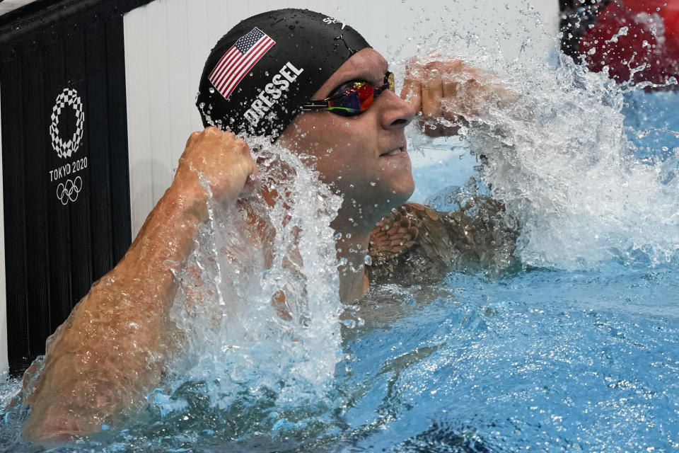 El estadounidense Caeleb Dressel celebra su medalla de oro en los 50 metros libres, el domingo 1 de agosto de 2021, en Tokio. (AP Foto/Jae C. Hong)